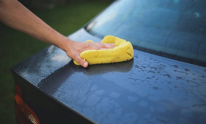 Mycie i pielęgnacja samochodu z wykorzystaniem kosmetyków samochodowych